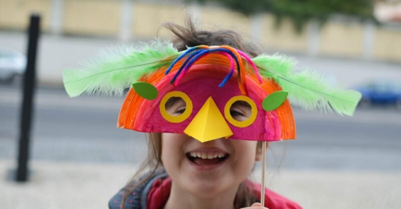 Como fazer uma Máscara de Carnaval com pratos de plástico?