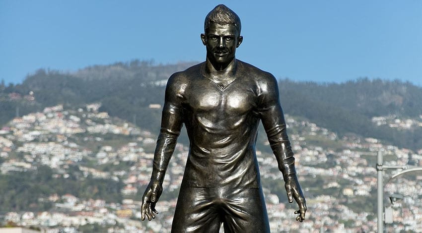 Estátua Cristiano Ronaldo o que visitar na madeira