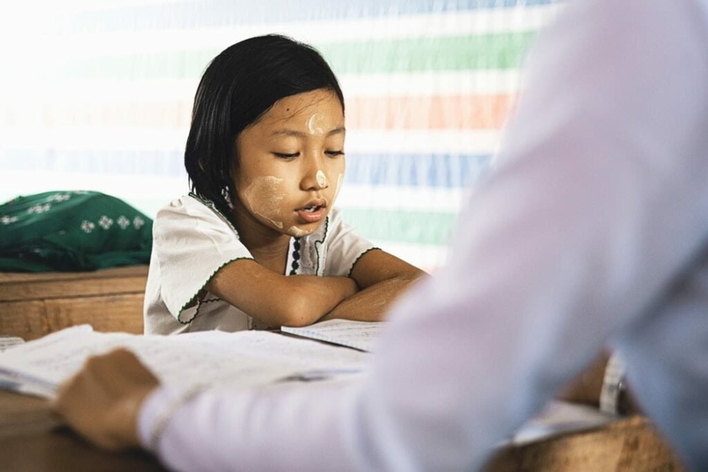 hiperatividade na escola - Foto Peter Hershey Unsplash - professor a ajudar menina