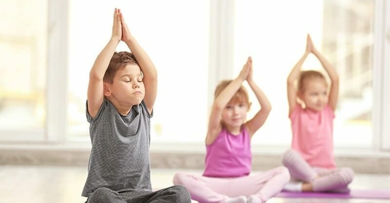 benefícios do yoga - foto Pediatric Surgical Associates- crianças a fazer yoga