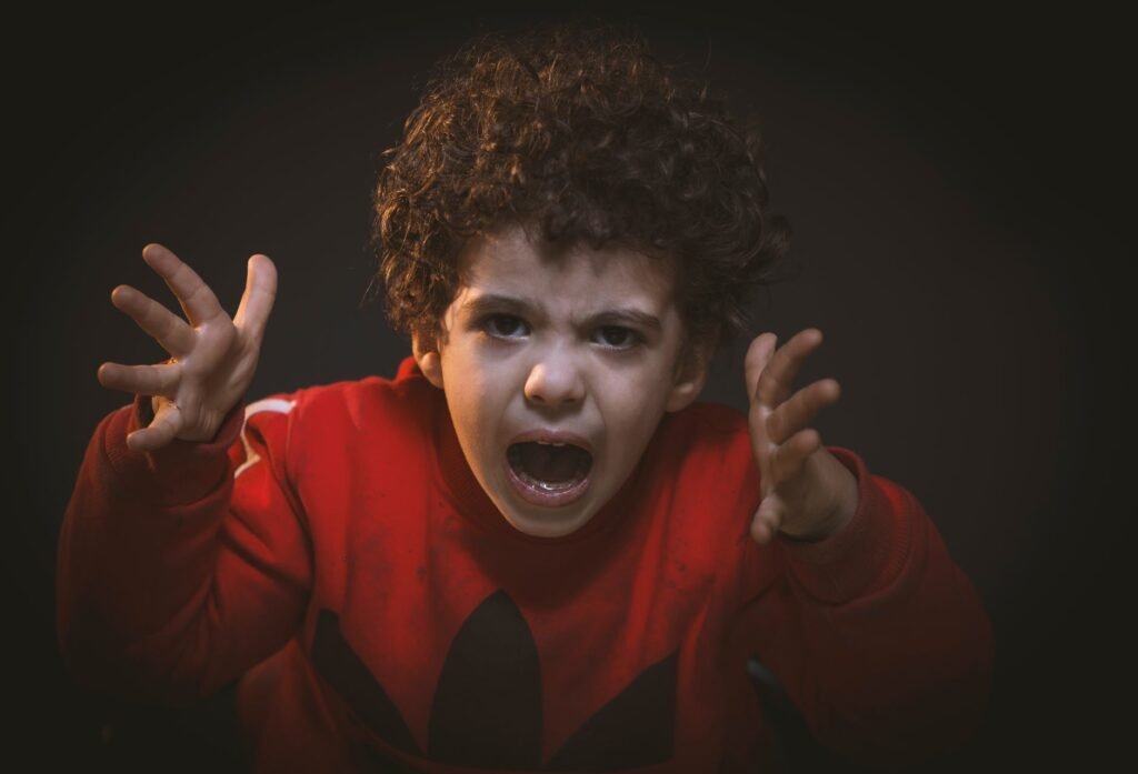como acalmar as crianças depois de uma zanga com os pais - Foto Mohammed Abdelgaffar Pexels - miúdo zangado