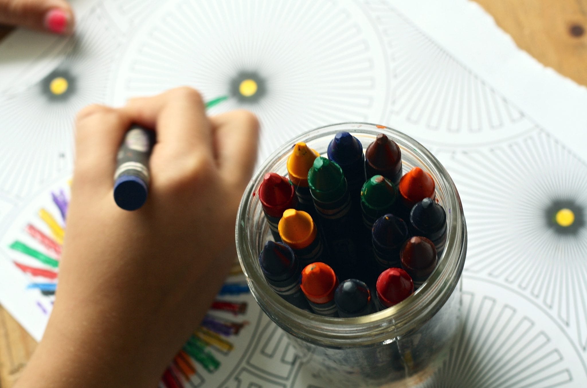 criatividade na sala de aula - menino ou menina a pintar