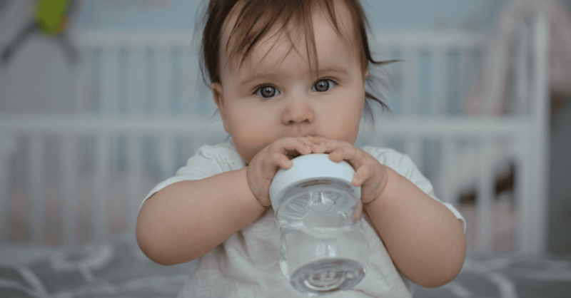 bebé deve beber água