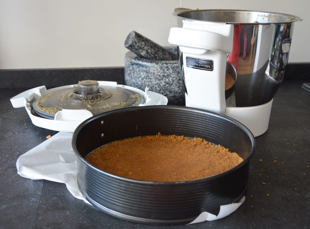 cheesecake de morango-preparação da base de bolacha 