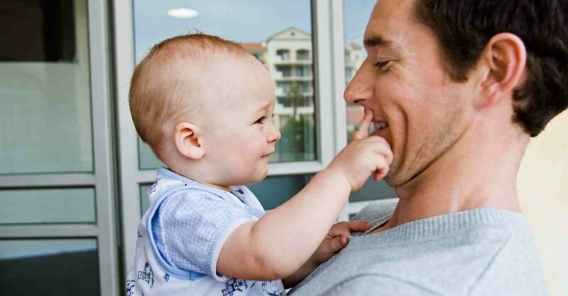 Linguagem gestual para bebés: o que é e como iniciar?