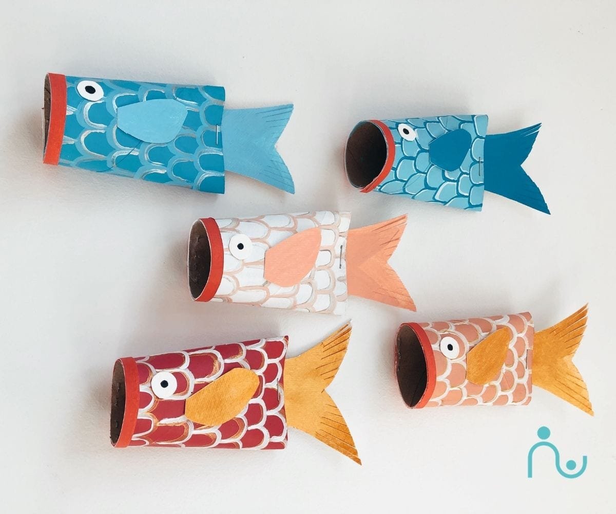 Peixes coloridos com rolos de papel higiénico